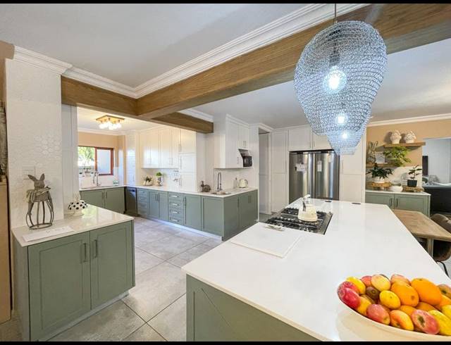 6 BEDROOM HOUSE FOR SALE IN MIDSTREAM ESTATE